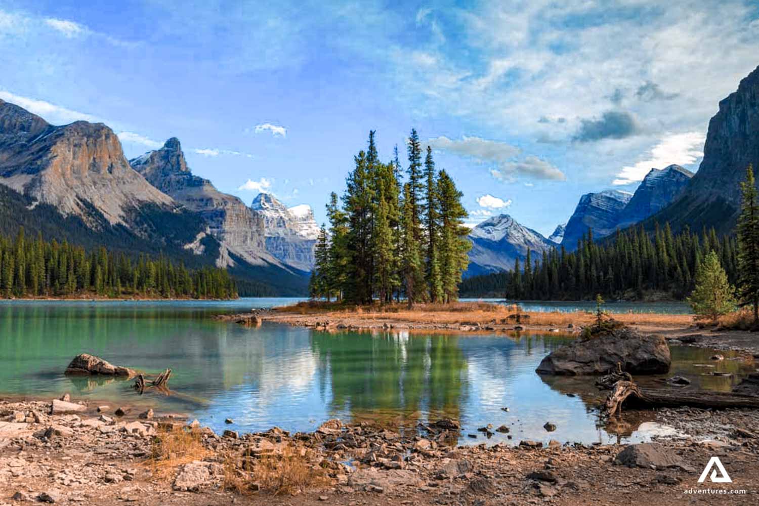 lake and trees in canadian rockies near mountains