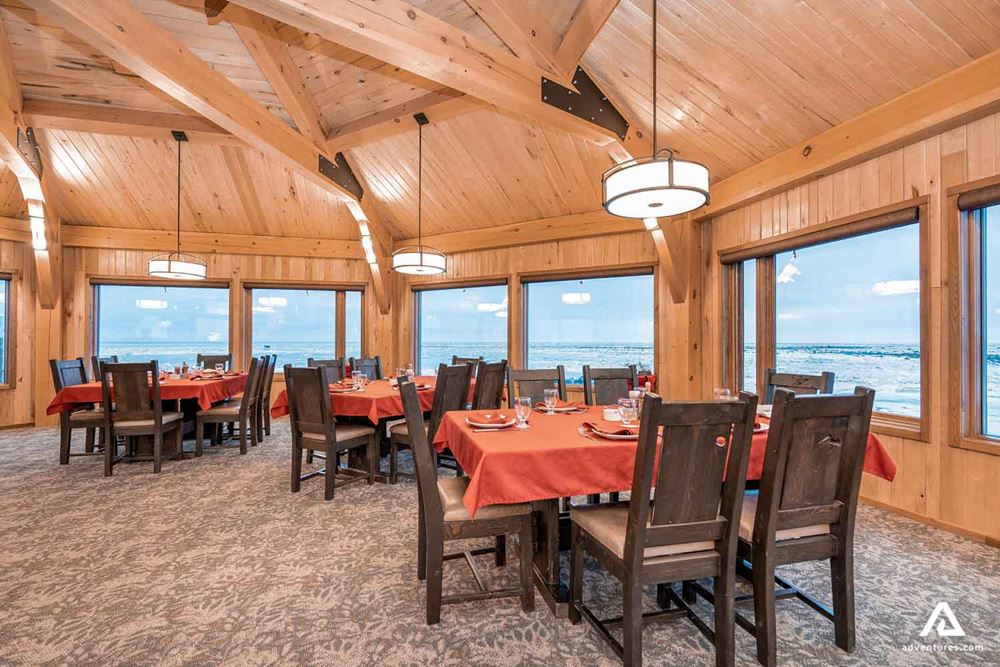 dining room in a lodge