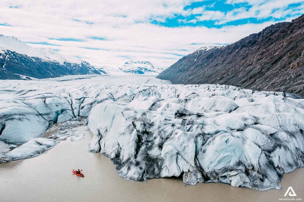 Kayaking around Heinaberslon Glacier Lagoon