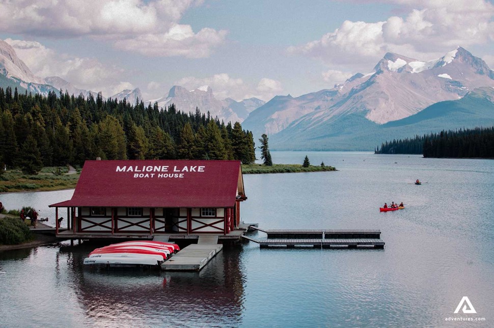 maligne lake boat house in canada