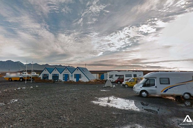 jokulsarlon parking lot and cafe in south iceland