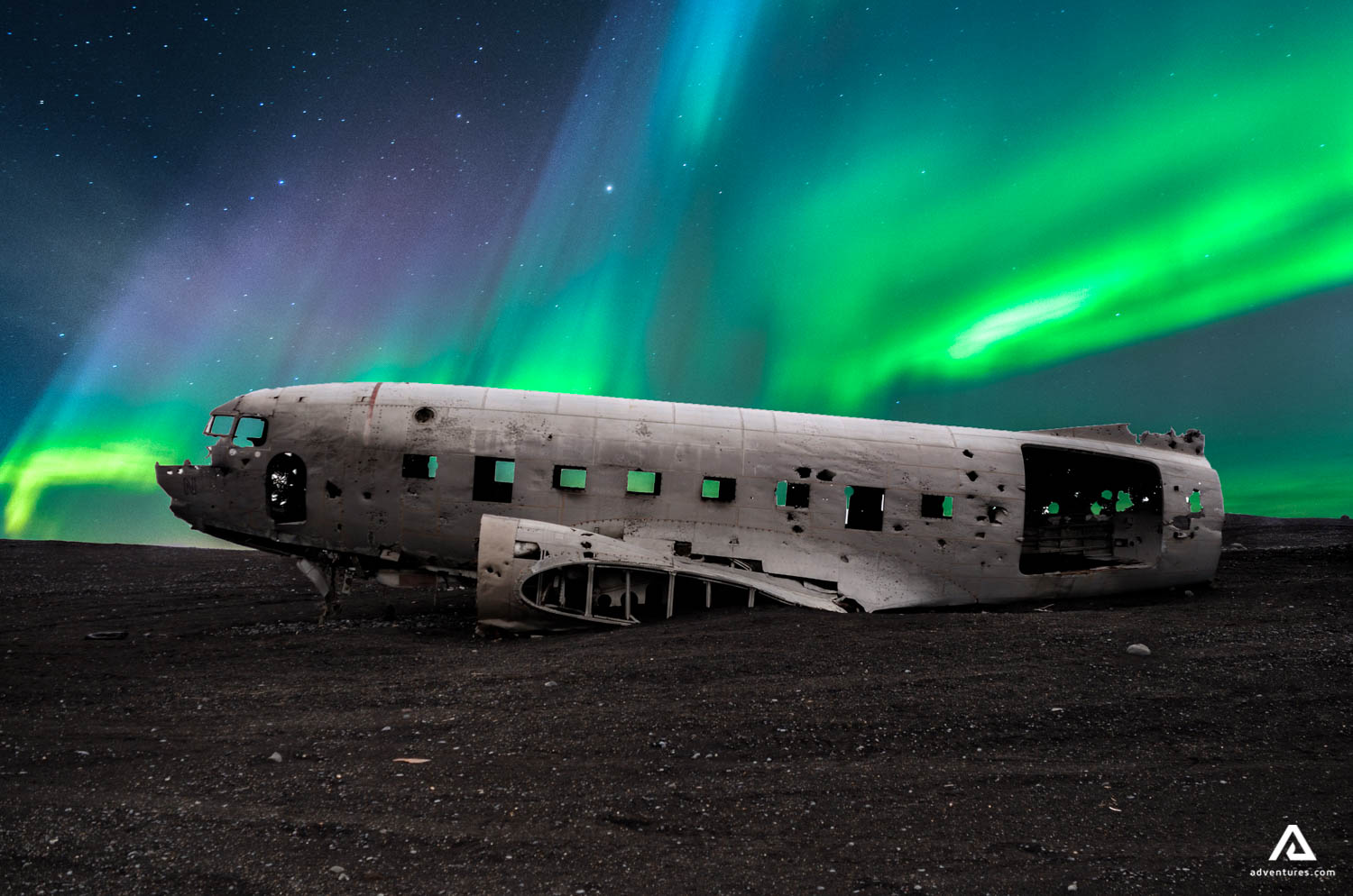 solheimasandur plane wreck aurora borealis in iceland