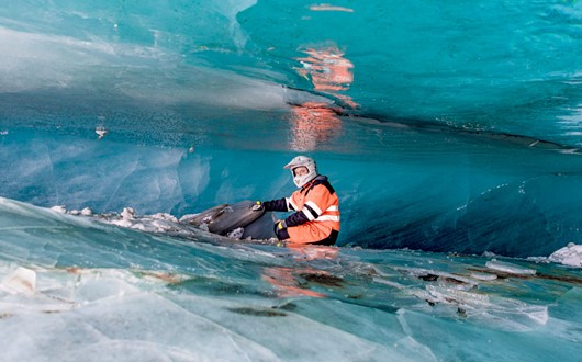 Excursion de motoneige et spéléologie glaciaire à Langjokull