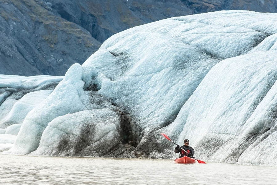 Kayaking on Heinaberslon Glacier Lagoon