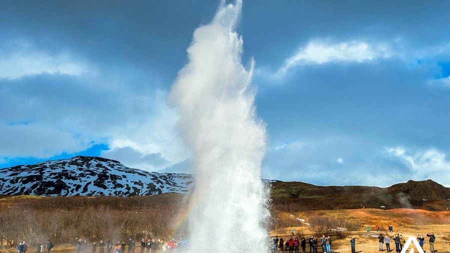 the eruption of geysir hot spring